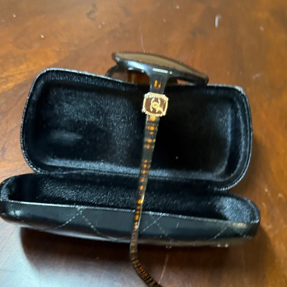 CHANEL Tortoise Shell‎ Sunglasses with Black Case